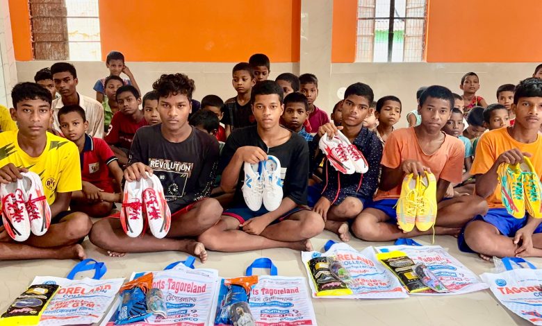 সুব্রত কাপের আন্ত: স্কুল ফুটবল প্রতিযোগিতায় সুযোগ পেল ছয় আদিবাসী দুস্থ ছাত্র।