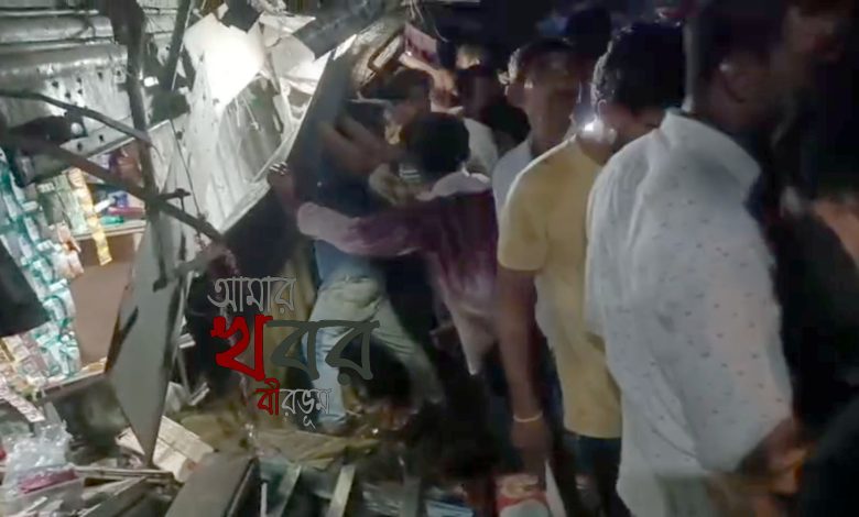 নিয়ন্ত্রণ হারিয়ে দোকানে ঢুকে পড়লো একটি লরি , ক্ষতিগ্রস্ত দুটি মোটর বাইক, জখম চার।