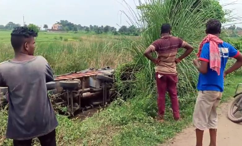 নিয়ন্ত্রণ হারিয়ে ১৪ নম্বর জাতীয় সড়কে উল্টে গেল ডাম্পার। আহত চালক ও খালাসি।