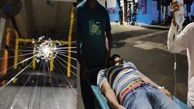 বাসে যাত্রী তোলা নিয়ে রেষারেষি, মার খেতে হল চালককে