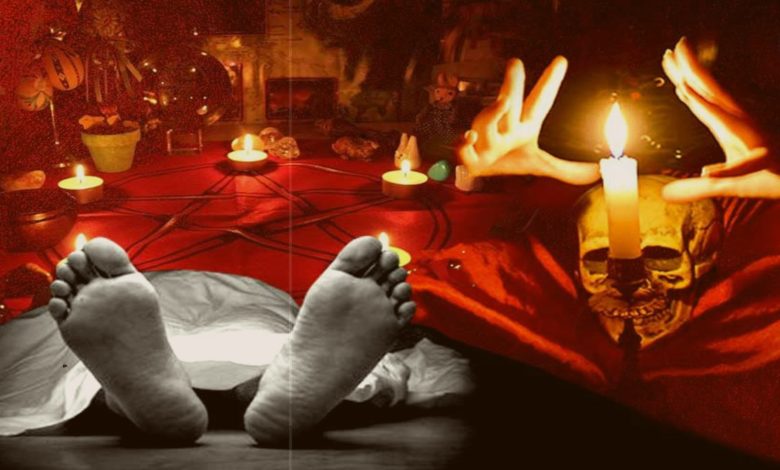 কুসংস্কারের বলি এক মহিলা। সাপে কাটা মহিলাকে হাসপাতালে না নিয়ে গিয়ে নিয়ে যাওয়া হলো ওঝার কাছে।
