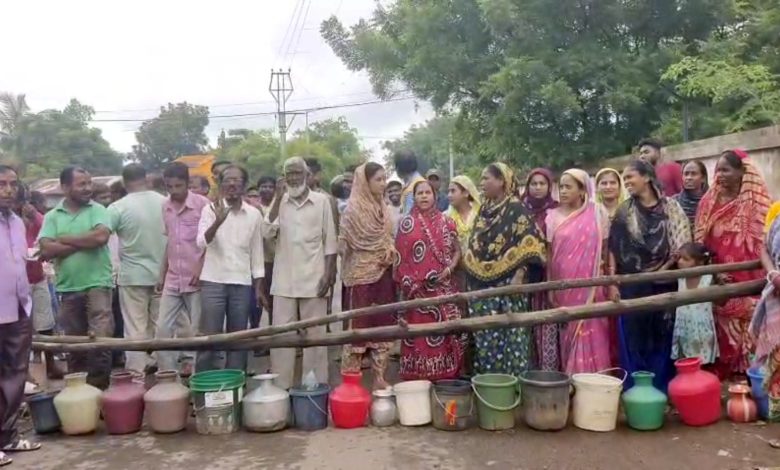 পানীয় জল ও রাস্তা সাড়ায়ের দাবীতে বিক্ষোভ ও পথ অবরোধ দুবরাজপুরে।