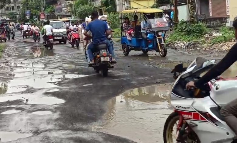 পথের দাবিতে পথ অবরোধ রামপুরহাটে।
