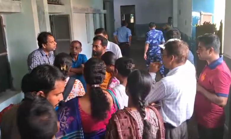 ছাত্রীকে শ্লীলতাহানির অভিযোগে উত্তাল হয়ে উঠল স্কুল।