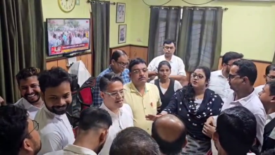 বোলপুর মহকুমা অফিসে গাড়ি রাখাকে কেন্দ্র করে আইনজীবীদের সঙ্গে মহকুমা শাসক কর্মীদের বচসা।