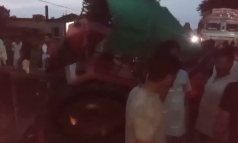 কচু বোঝাই ট্রাক্টর উল্টে মৃত ১ আহত ৭ জন শ্রমিক।