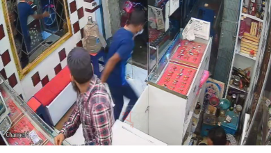 সোনার দোকানে সোনা দেখার ছলে সোনা নিয়ে চম্পট দিল চোর।