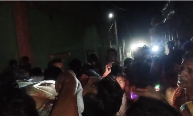 ২১ জুলাইয়ে তৃণমূলের শহিদ সমাবেশের আগে বীরভূমে ‘খুন’ হলে এক তৃণমূল নেতা। বোমা মেরে ‘খুন’ করা হল ওই তৃণমূল নেতাকে।