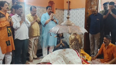 সতীপীঠ ফুল্লরা তলায় মেয়েকে সাথে নিয়ে পুজো দিলেন কেষ্ট।
