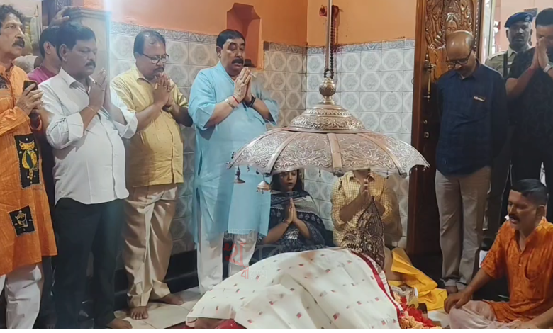 সতীপীঠ ফুল্লরা তলায় মেয়েকে সাথে নিয়ে পুজো দিলেন কেষ্ট।