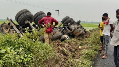 নিয়ন্ত্রণ হারিয়ে উল্টে গেল ২২ চাকা লরি!