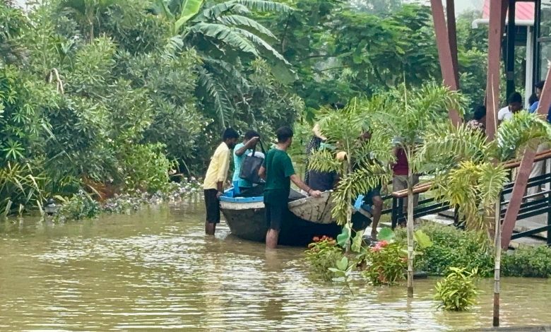 অতি বৃষ্টিতে ডুবে গেল কোপাই পাড়ের রিসোর্ট, নৌকায় পর্যটক উদ্ধার!। আমার খবর বীরভূম।