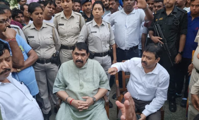 তিলপাড়া ব্যারাজ পরিদর্শনে এসআরডিএ চেয়ারম্যান অনুব্রত মন্ডল