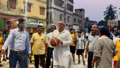 বোলপুরে বাস্কেটবলে একতার বার্তা, সন্তানদের মাঠে আনায় অভিভাবকদের ধন্যবাদ মন্ত্রীর।