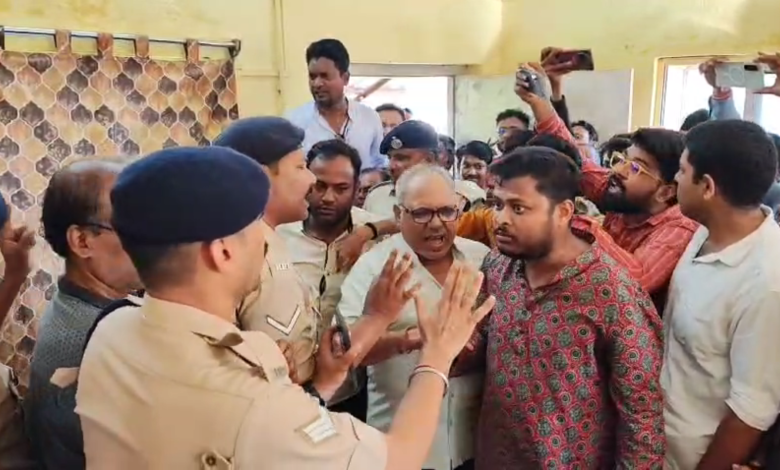 বাংলা ভাষার মর্যাদা রক্ষায় পথে নামল বাংলা পক্ষ