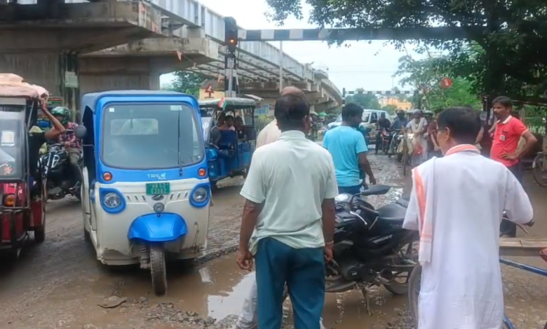 বেহাল সিউড়ি-বোলপুর সড়ক, দুর্ঘটনায় ভুগছে সাধারণ মানুষ