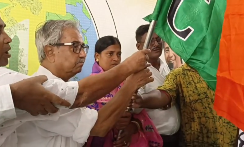 কংগ্রেস ও সিপিএম ছেড়ে তৃণমূলে যোগ ২০০ কর্মী সমর্থক