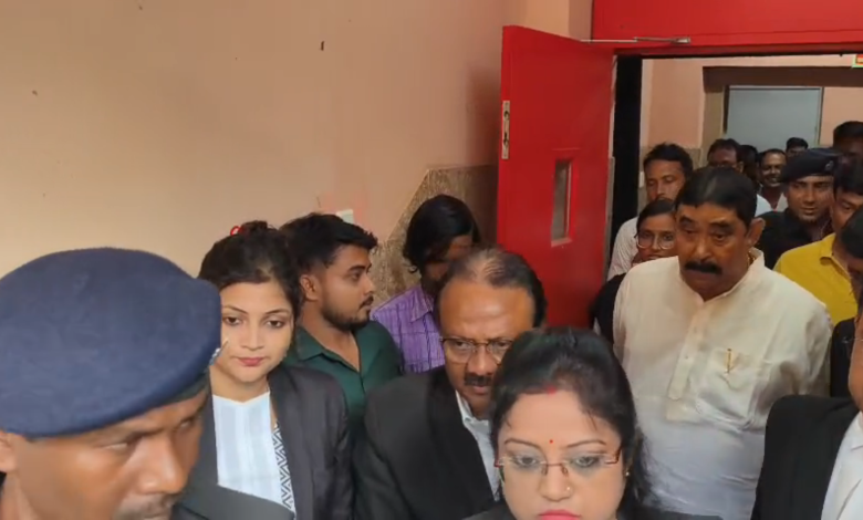 বোলপুর মহকুমা আদালতে আত্মসমর্পণ করলেন অনুব্রত মণ্ডল