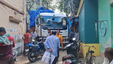 সংকীর্ণ রাস্তায় ঢুকে বিপত্তি, আটকে পড়ল ১৮ চাকার লরি