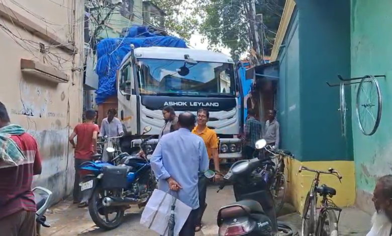 সংকীর্ণ রাস্তায় ঢুকে বিপত্তি, আটকে পড়ল ১৮ চাকার লরি