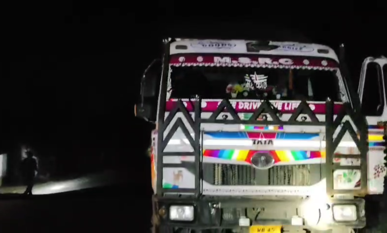 অবৈধভাবে বালি পাচার করার সময় ওভারলোড ৫ টি ডাম্পার ও চালক, খালাসি সহ ধৃত চার।