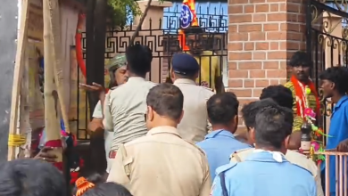 জল ঢালার বদলে জুটলো পুলিশের মার, প্রতিবাদে পথ অবরোধ