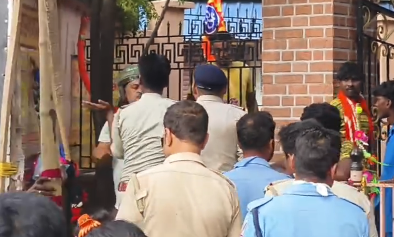 জল ঢালার বদলে জুটলো পুলিশের মার, প্রতিবাদে পথ অবরোধ