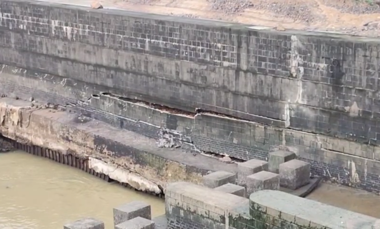 তিলপাড়া ব্যারেজে বিপজ্জনক ফাটল, বন্ধ ভারী যান চলাচল!
