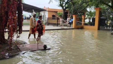 জল মন্দিরে, বেনারসী শাড়ি-ধুতি গুটিয়ে বিয়ে কঙ্কালীতলায়।