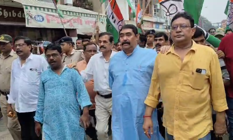 মুখ্যমন্ত্রীর ছবিতে কালি! বোলপুরে অনুব্রতের নেতৃত্বে প্রতিবাদ মিছিল।