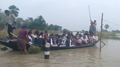 লাভপুরে জলবন্দি অবস্থা, নৌকায় চেপে পরীক্ষাকেন্দ্রে হাজির পড়ুয়ারা।
