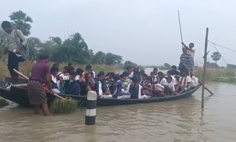 লাভপুরে জলবন্দি অবস্থা, নৌকায় চেপে পরীক্ষাকেন্দ্রে হাজির পড়ুয়ারা।