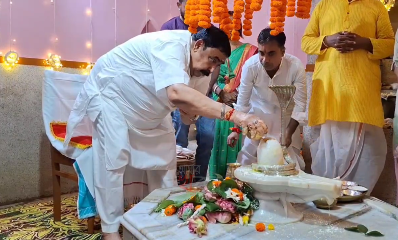 মহাদেবের আরাধনায় মত্ত অনুব্রত
