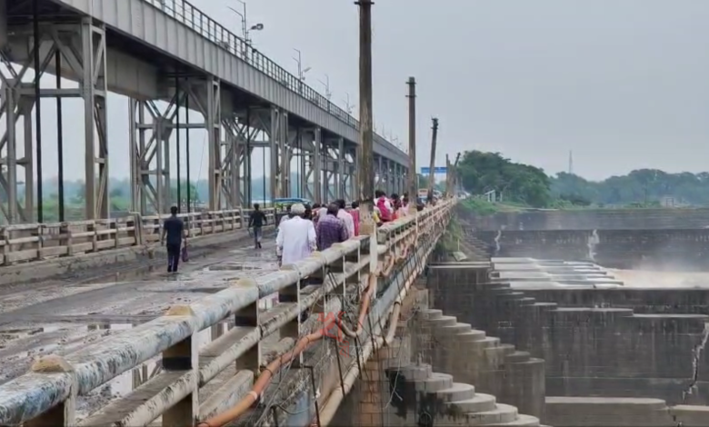 বন্ধ তিলপাড়া ব্যারাজের রাস্তায় বাড়ছে দুর্ভোগ, বিকল্প রুটে যান চলাচল