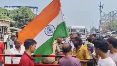 জাতীয় পতাকা হাতে ১৪ নম্বর জাতীয় সড়কের উপর পথ আটকে বিক্ষোভ