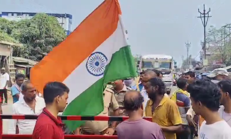 জাতীয় পতাকা হাতে ১৪ নম্বর জাতীয় সড়কের উপর পথ আটকে বিক্ষোভ