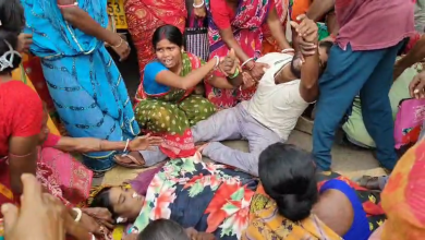 রাস্তায় মৃতদেহ ফেলে বিক্ষোভ