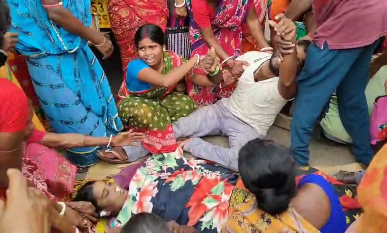 রাস্তায় মৃতদেহ ফেলে বিক্ষোভ