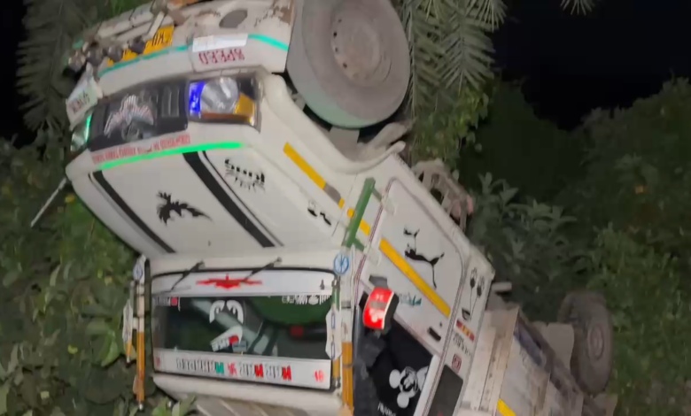 সিউড়িতে বুলেরো দুর্ঘটনা, গুরুতর আহত চালক