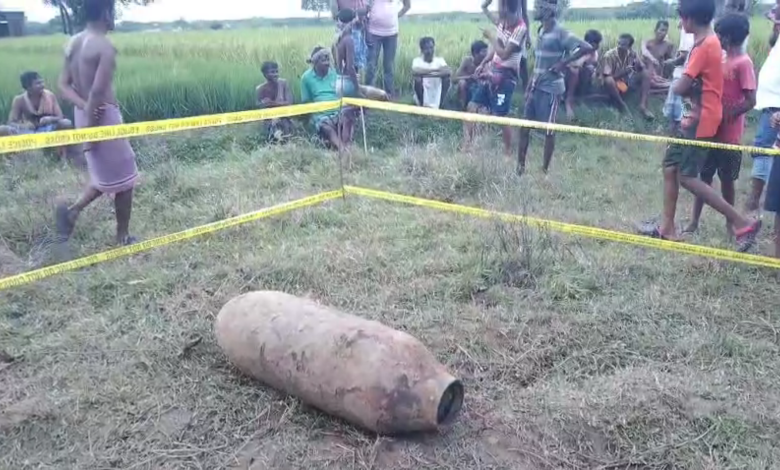 অজয় নদের চর থেকে রহস্যজনক গোলাকার ধাতব বস্তু উদ্ধার, সন্দেহ দ্বিতীয় বিশ্বযুদ্ধের বোমা