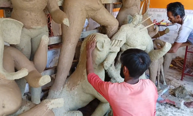 ঐতিহ্যের পথ ধরে— মা বেলেড়া মন্দিরে প্রতিমা গড়ার কাজ জোর কদমে”