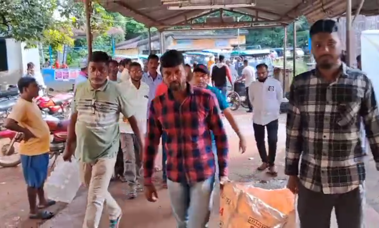 মখ্দুম আশরফ সমিতির উদ্যোগে রোগীদের ফল বিতরণ