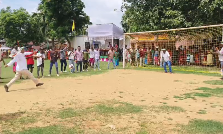 ফুটবল খেলার উদ্বোধনে যুবসমাজকে মাঠে নামার আহ্বান কাজল সেখের