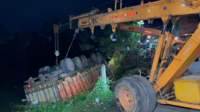 সিউড়িতে লরি উল্টে চাঞ্চল্য