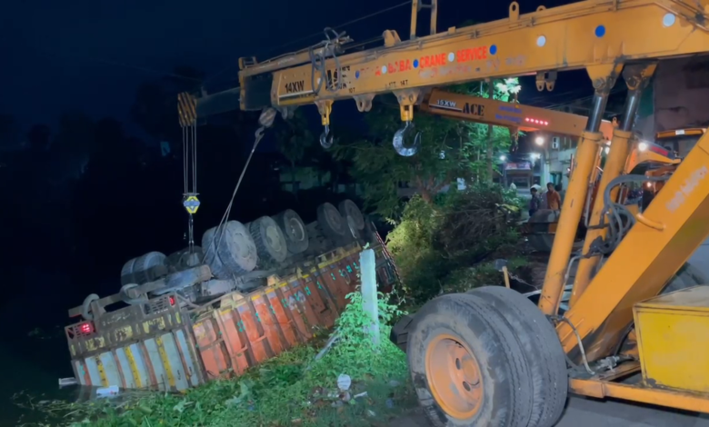 সিউড়িতে লরি উল্টে চাঞ্চল্য