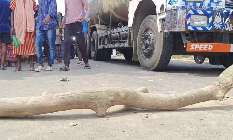 নদী থেকে দুই বস্তা বালি তোলার অভিযোগে দুই নাবালকে আটক করলো পুলিশ